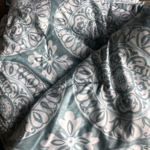 Queen Size Comforter with 2 Pillow Shams